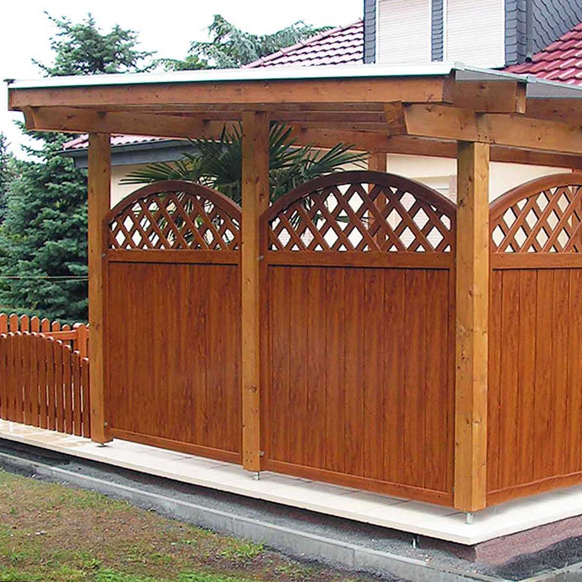 Sichtschutz an überdachten Terrasse aus Kunststoff PVC in echter Holzoptik Golden Oak