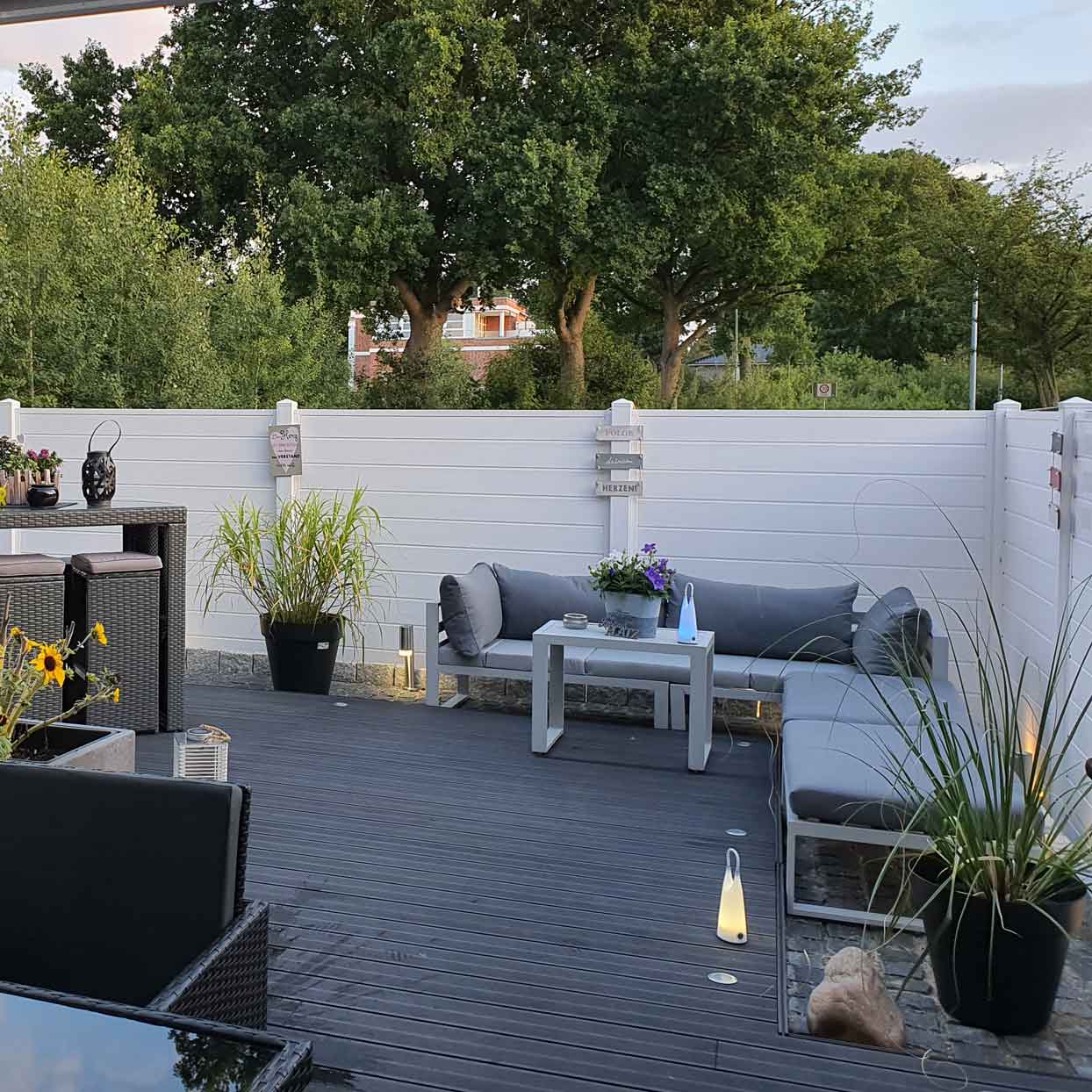 Sichtschutzzaun in weiß um eine modern gestalteten Terrasse