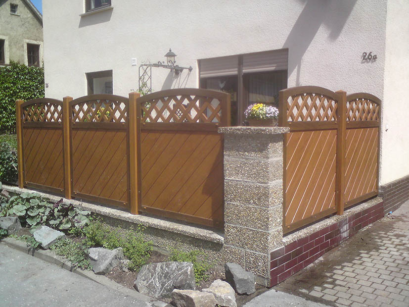 Holzfarbener Sichtschutz für blickgeschützte Terrasse an Straße