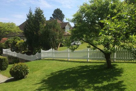 Grundstücksgrenze mit stilvollem PVC-Gartenzaun